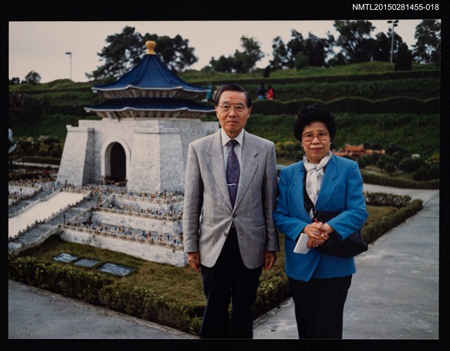 主要名稱：琦君夫婦與劉振強合照（琦君夫婦於小人國合照）18圖檔，第1張，共1張