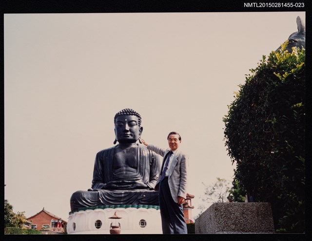 主要名稱：琦君夫婦與劉振強合照（李唐基與彰化八卦山大佛合影）23圖檔，第1張，共1張