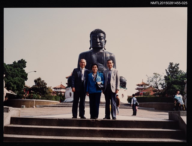 主要名稱：琦君夫婦與劉振強合照（與彰化八卦山大佛合影）25圖檔，第1張，共1張