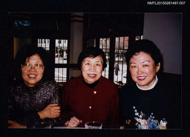 主要名稱：琦君夫婦與夏志清夫婦及友人合照（琦君與王洞及友人合照）7圖檔，第1張，共1張