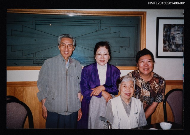 主要名稱：琦君夫婦與北美友人合照（琦君夫婦與濮青合照）1圖檔，第1張，共1張