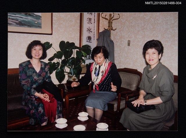 主要名稱：琦君夫婦與北美友人合照（琦君與宋淑萍合照）4圖檔，第1張，共1張