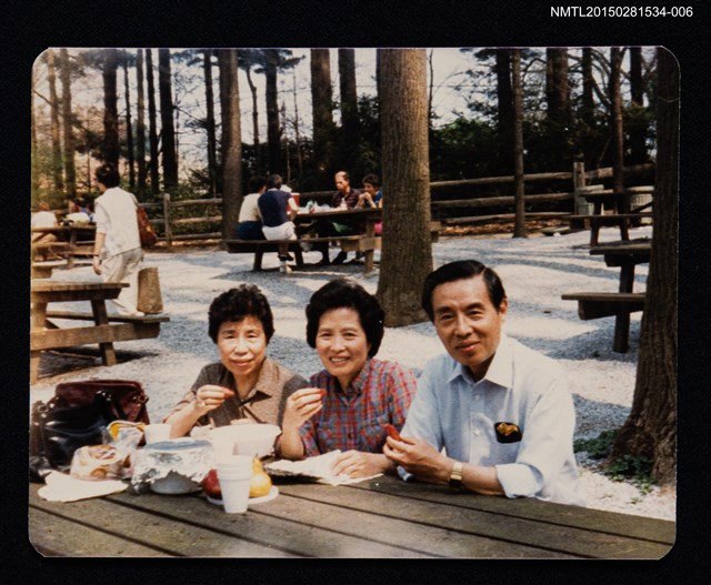 主要名稱：琦君夫婦與友人王臨冬夫婦合照（琦君夫婦與友人王臨冬合照）6圖檔，第1張，共1張