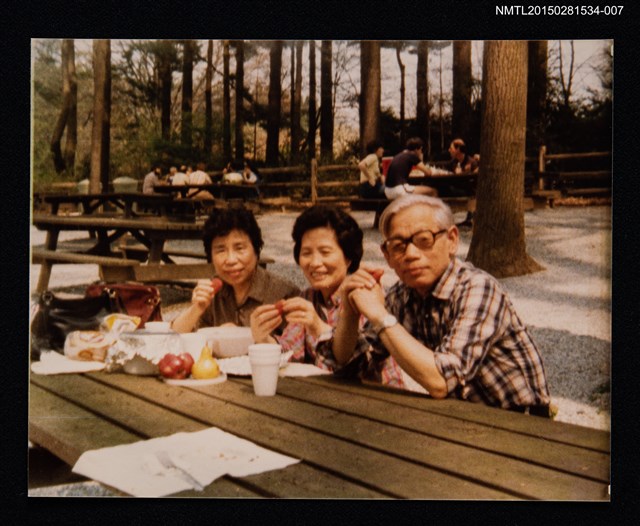主要名稱：琦君夫婦與友人王臨冬夫婦合照（琦君與友人王臨冬夫婦合照）7圖檔，第1張，共1張