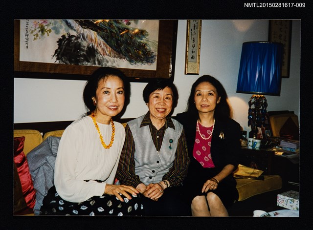 主要名稱：琦君夫婦出席華府美國華人作家協會演講照(琦君與程明琤、譚煥瑛合照)9圖檔，第1張，共1張