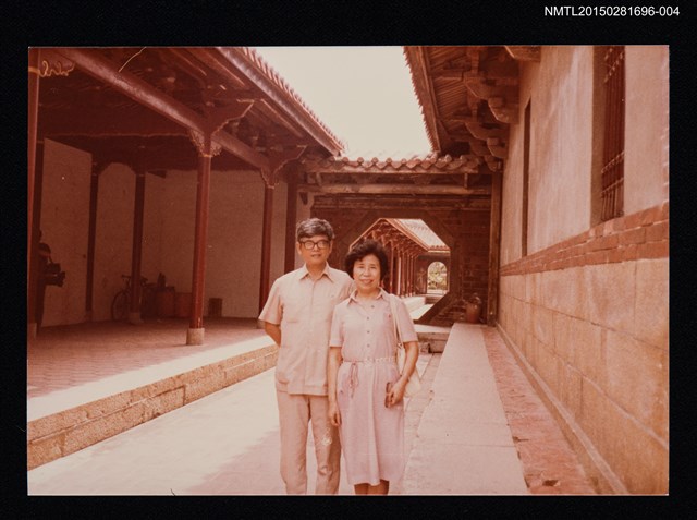 主要名稱：琦君夫婦與齊邦媛、詹悟、丁貞婉等人合照（琦君與詹悟合照）4圖檔，第1張，共1張