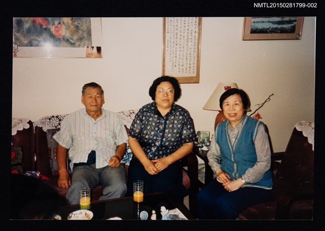 主要名稱：琦君夫婦與詹悟家族等人合照圖檔，第1張，共1張