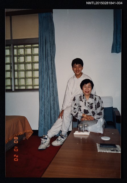 主要名稱：琦君與黃文範全家福合照(琦君與黃文範兒子黃運湘合照)4圖檔，第1張，共2張