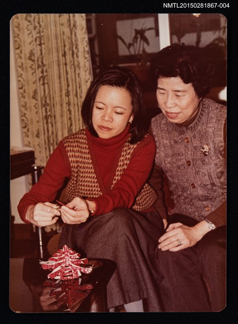 主要名稱：琦君與鄧佩瑜合照4圖檔，第1張，共1張