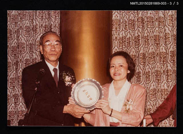 主要名稱：夏祖麗夫婦與鄧佩瑜合照(鄧佩瑜接受頒獎與他人合照)3圖檔，第4張，共5張