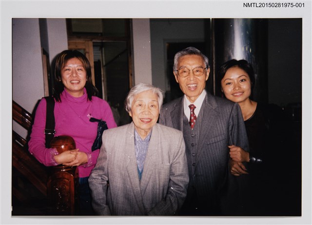 主要名稱：琦君夫婦與兒媳2001年返鄉大陸親友合照1圖檔，第1張，共1張