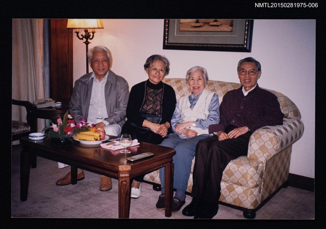 主要名稱：琦君夫婦與兒媳2001年返鄉大陸親友合照6圖檔，第1張，共1張