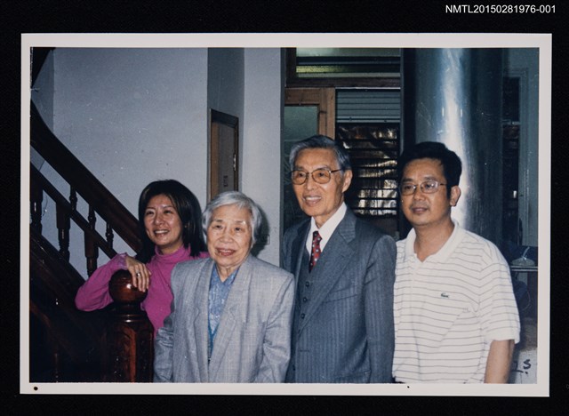 主要名稱：琦君夫婦與兒媳2001年返鄉與友人章方松合照1圖檔，第1張，共1張