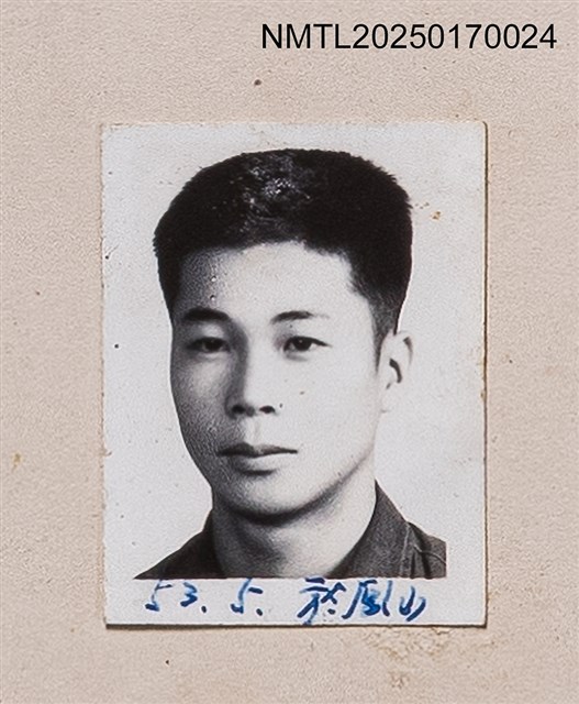 主要名稱：呂芳傑民國53年5月於鳳山獨照/其他-劃一題名：呂赫若家族相簿圖檔，第1張，共1張