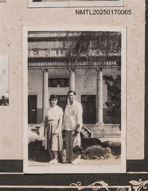 主要名稱：呂赫若長女呂愛琴夫婦於毘廬禪寺前合影/其他-劃一題名：呂赫若家族相簿圖檔，第1張，共1張