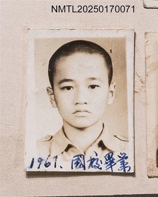 主要名稱：呂芳伯國校畢業獨照/其他-劃一題名：呂赫若家族相簿圖檔，第1張，共1張