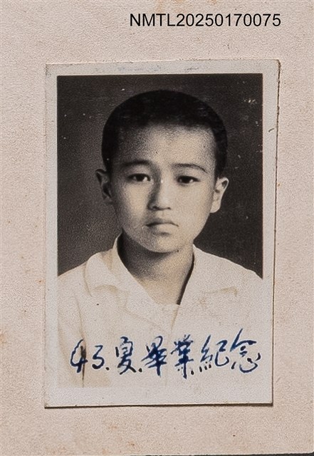 主要名稱：呂芳雄民國43年夏季畢業紀念獨照/其他-劃一題名：呂赫若家族相簿圖檔，第1張，共1張