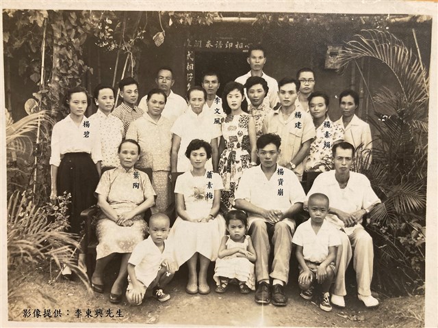 主要名稱：楊逵、葉陶長子楊資崩與蕭素梅結婚之親友合照（翻拍）圖檔，第3張，共4張