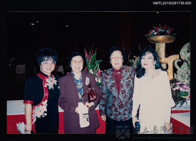 主要名稱：琦君與文友出席第一屆世界華文作家大會之合影5的藏品圖