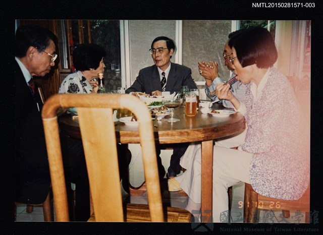 主要名稱：琦君夫婦與彭歌、黃文範妻等人餐聚合照3的藏品圖