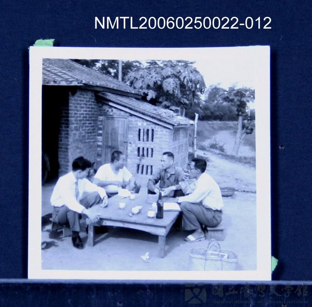 主要名稱：林宗源年輕時與友人在古厝前合照的藏品圖