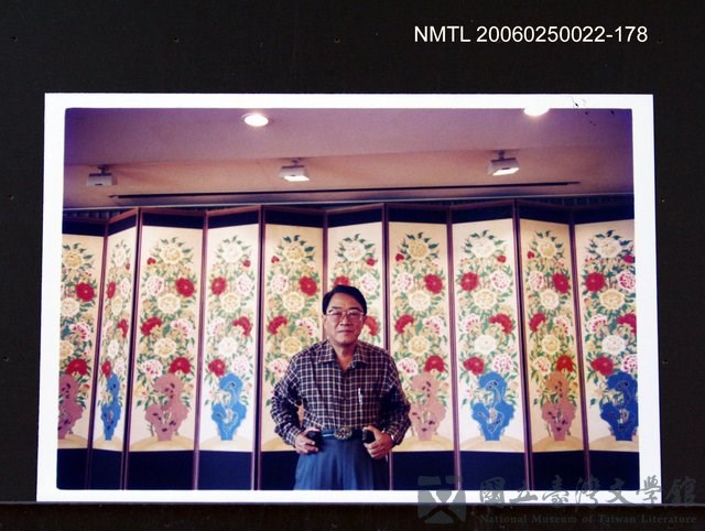 主要名稱：林宗源攝於花繪屏風前的藏品圖