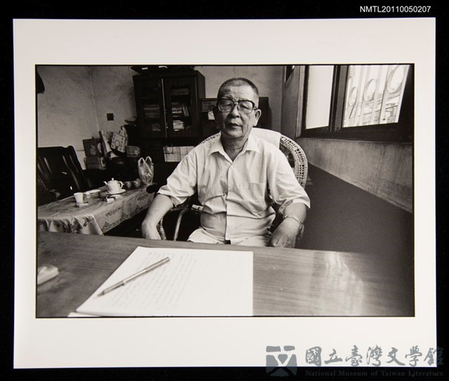 主要名稱：葉石濤於書桌前獨照（正面）（1998-04-00）的藏品圖