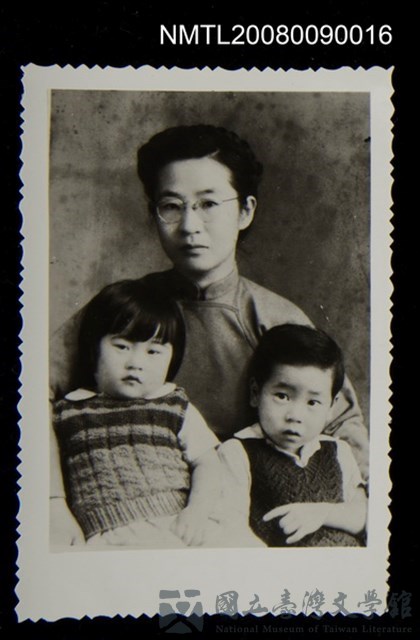 主要名稱：張秀亞早年與稚齡兒女合照（黑白）的藏品圖