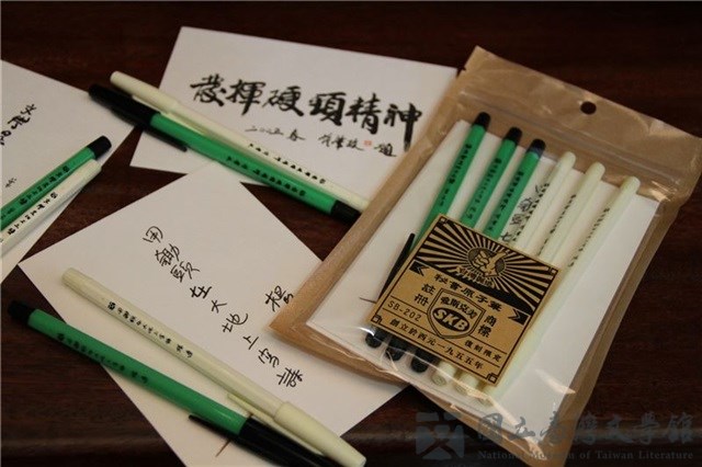 加值商品:新春限量~「作家手稿復刻原子筆」搭配「文學佳句明信片」優惠組PEN & POST CARD SET的圖片