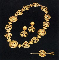 繽紛--項鍊、別針、耳環的圖片