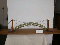 溪頭森林遊樂大學池竹材吊橋模型的圖片