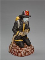 酒瓶系列：跪姿消防員 (小)的圖片