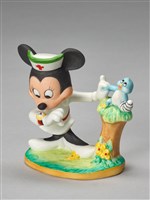 米妮老鼠為受傷的鳥把脈的圖片