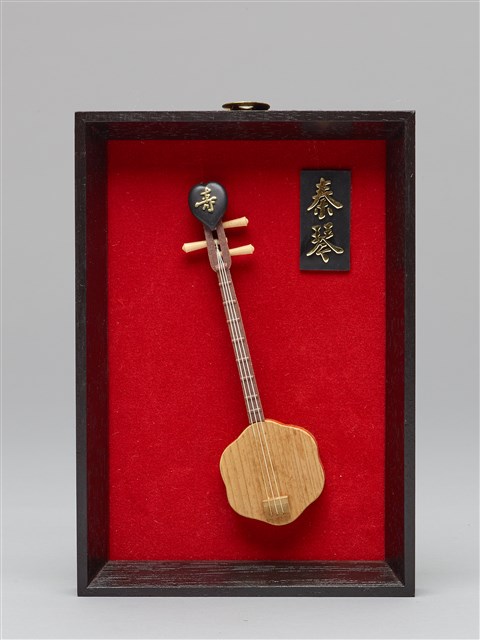 中國古樂器飾瓶三泫