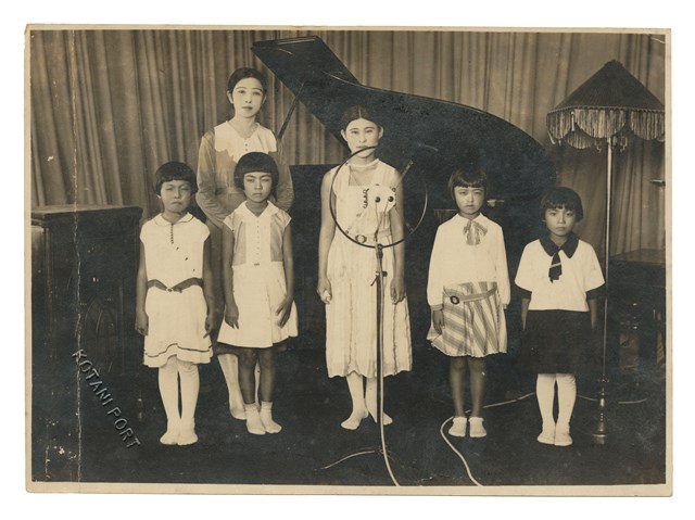 台南廣播電台開幕（左一為山中公女兒山中美子）的圖片