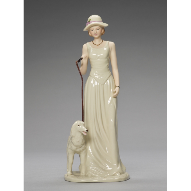 戴花朵裝飾寬沿帽溜狗仕女 的圖片
