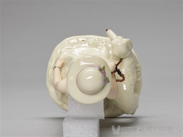 戴花朵裝飾寬沿帽溜狗仕女藏品圖，第7張