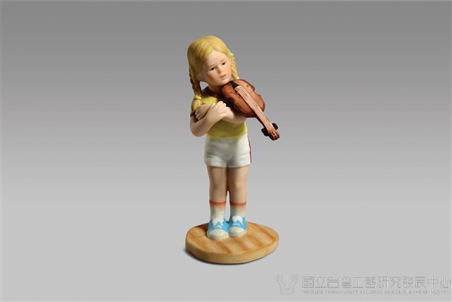 小提琴系列/女雙手抱胸藏品圖，第1張