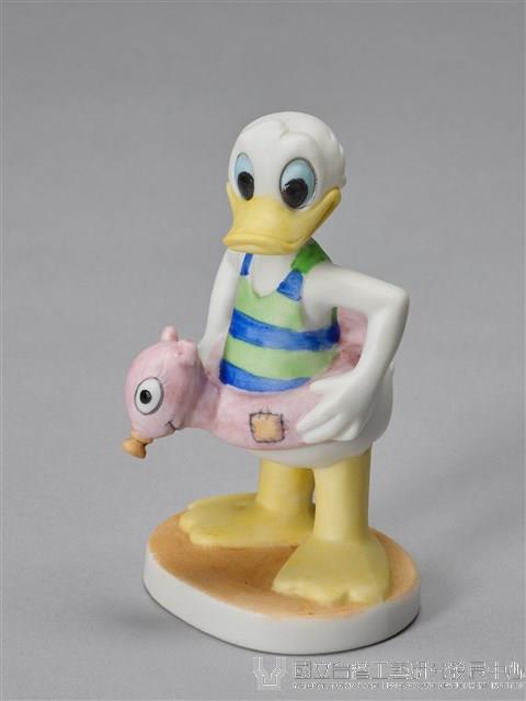 唐老鴨扶著游泳圈藏品圖，第2張