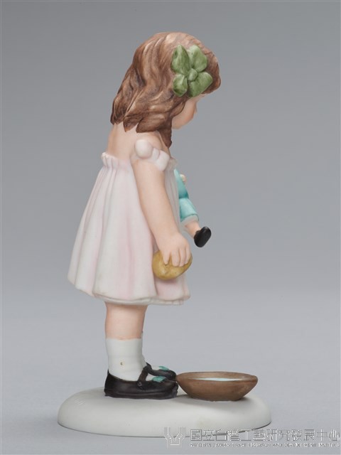 女/抱人形（洗滌）藏品圖，第6張