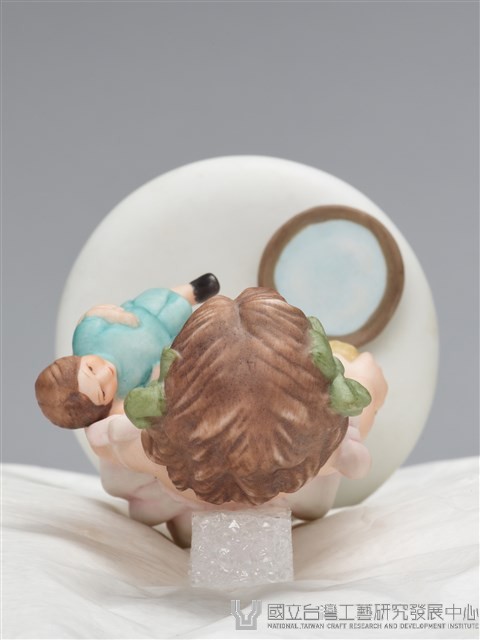 女/抱人形（洗滌）藏品圖，第8張