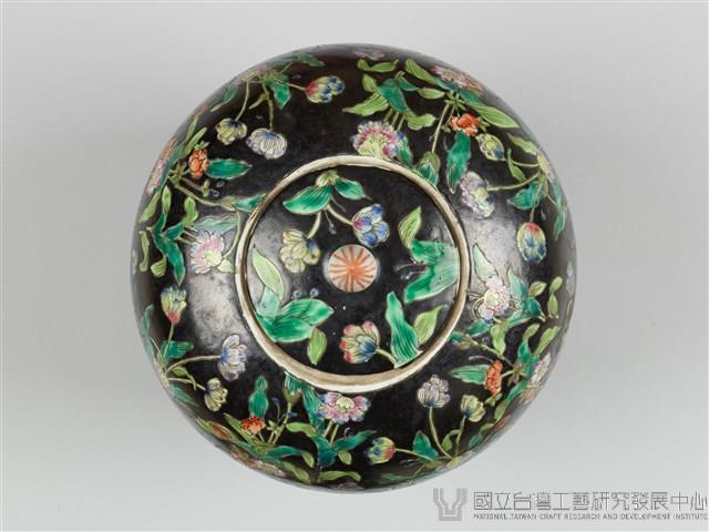 琺瑯彩墨地花卉紋冬瓜罐藏品圖，第7張
