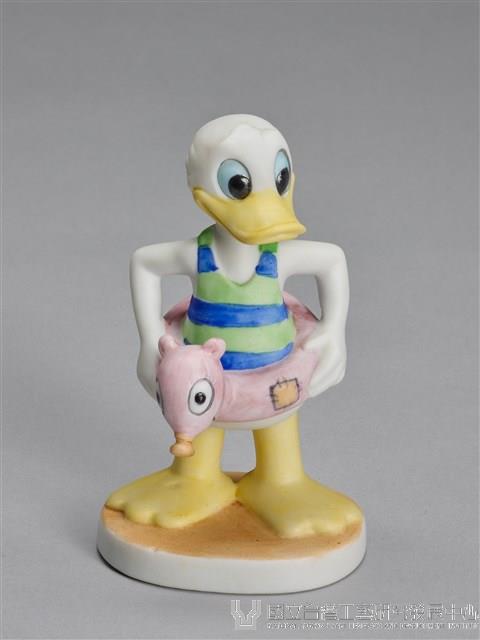 唐老鴨扶著游泳圈藏品圖，第1張