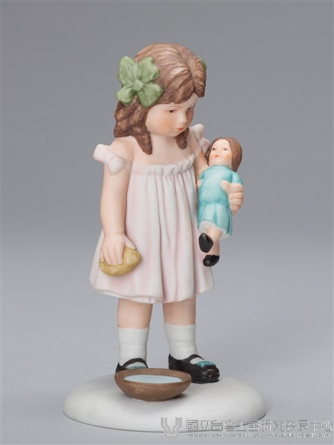 女/抱人形（洗滌）藏品圖，第1張
