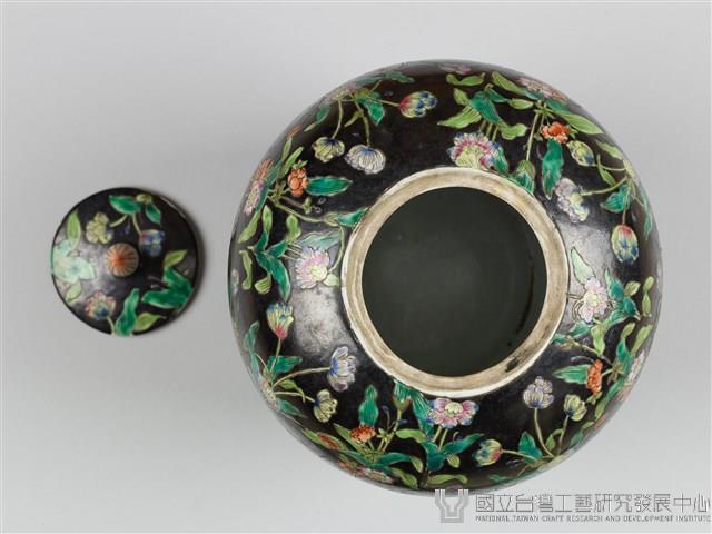 琺瑯彩墨地花卉紋冬瓜罐藏品圖，第8張