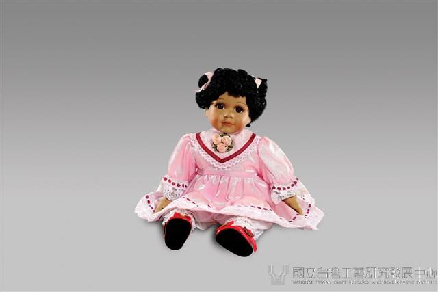 坐姿女黑人娃娃/粉紅小禮服藏品圖，第1張