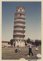 簡瑞斌在義大利比薩斜塔前所攝藏品圖，第1張