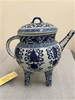 仿清乾隆青花吉祥紋四足壺(複製品)藏品圖，第1張