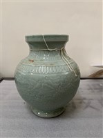 仿清乾隆豆青纏枝唐草紋壺(複製品)藏品圖，第1張