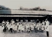 日治時期霧社尋常小學校醫生教導學童刷牙照藏品圖，第1張